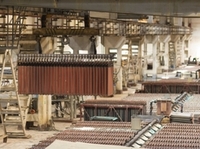 Das Kupferelektrolytwerk von Kyschtym montierte neue mit Elektrolyt gefüllte Behälter